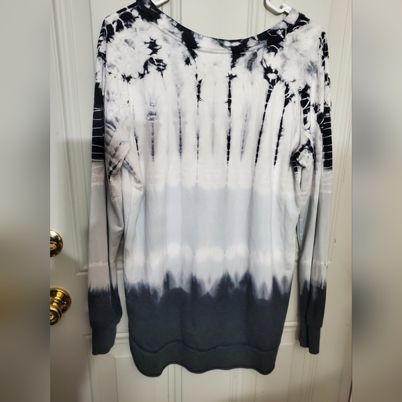 Greentea Women’s long sleeve shirt. Gray tie dye.  Size Medium Super Soft! - Picture 4 of 8